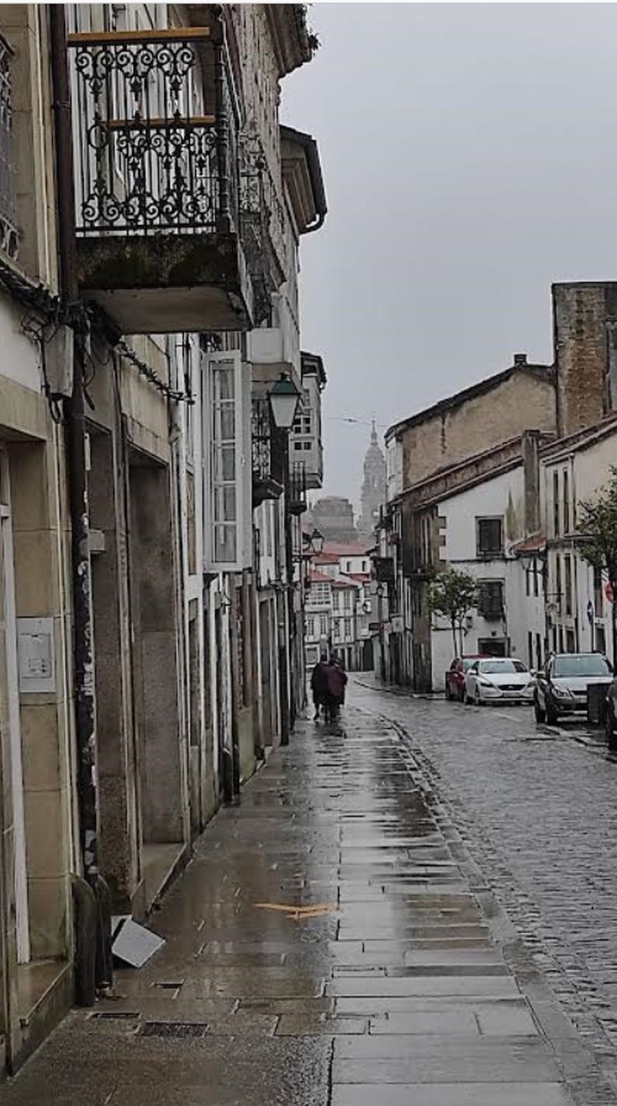 Premier clocher de Santiago en vue